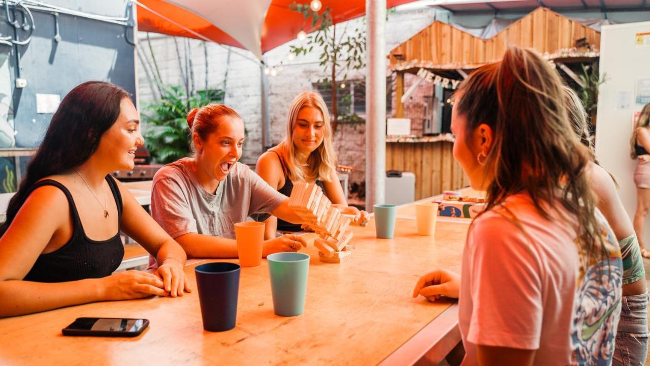 Mad Monkey Waterfront Hostel Кернс Екстериор снимка