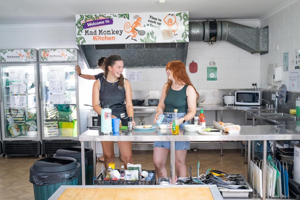 Mad Monkey Waterfront Hostel Кернс Екстериор снимка