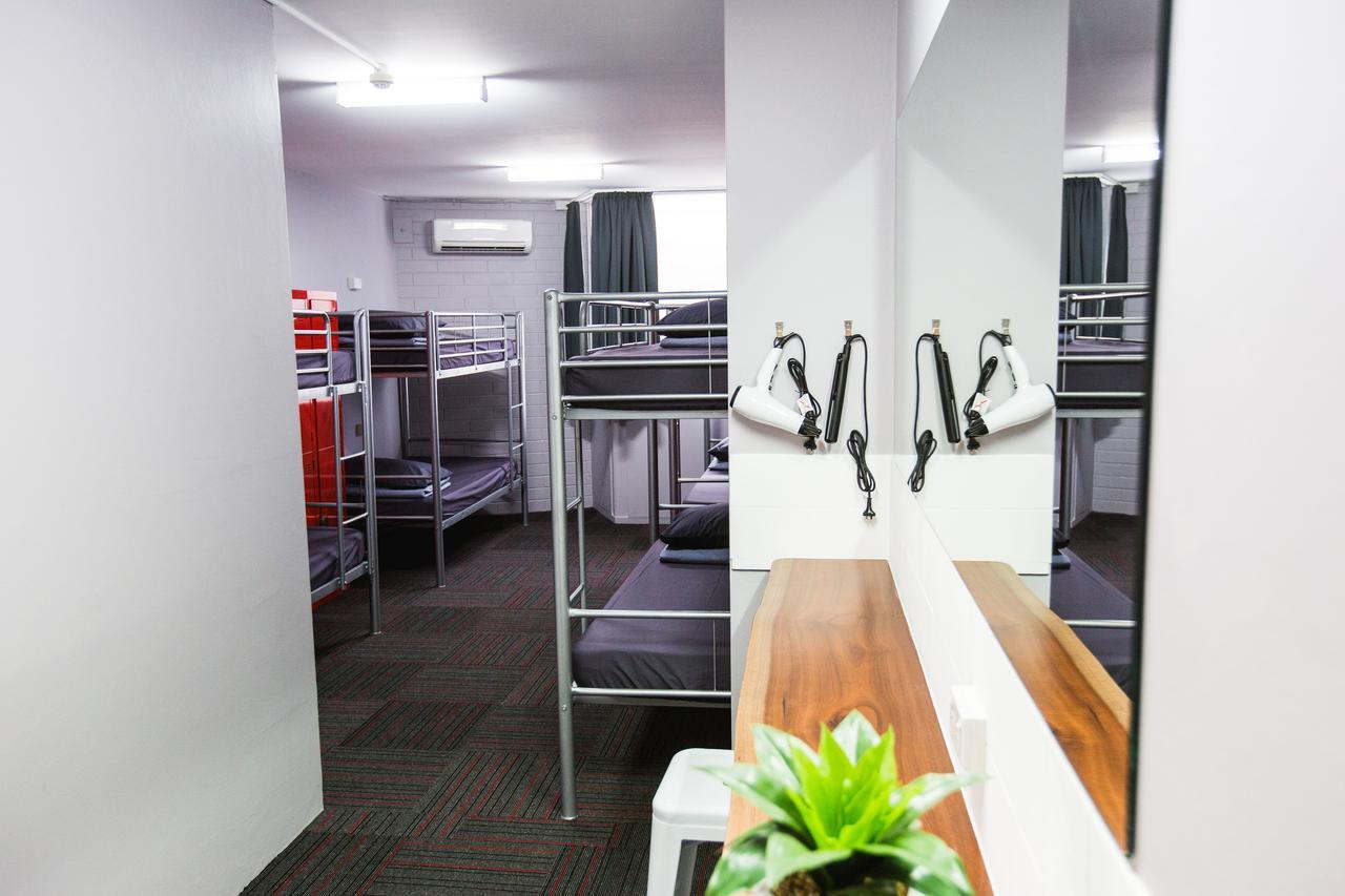 Mad Monkey Waterfront Hostel Кернс Екстериор снимка