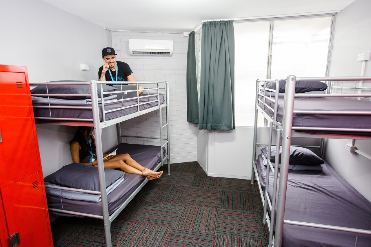 Mad Monkey Waterfront Hostel Кернс Екстериор снимка