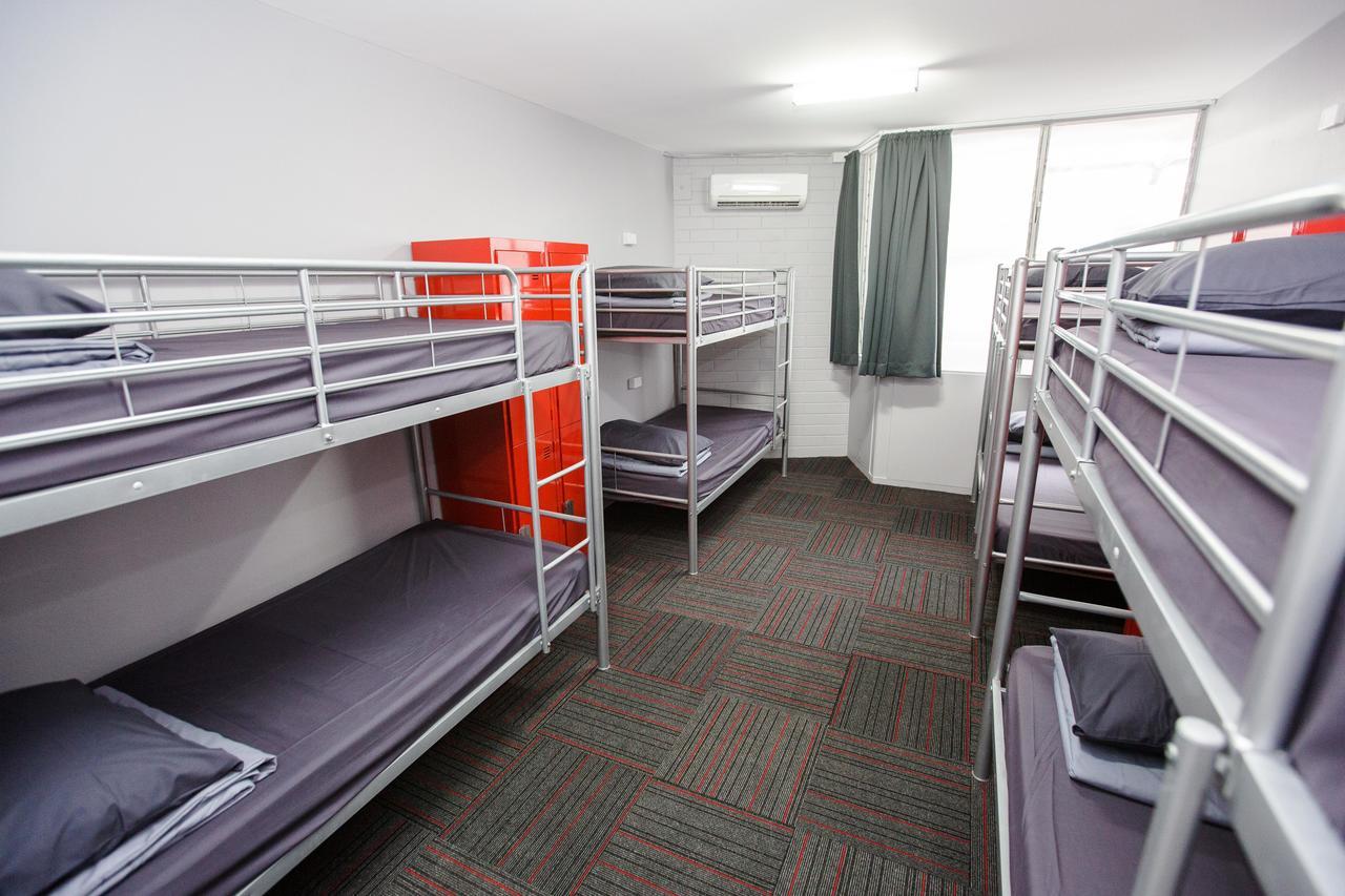 Mad Monkey Waterfront Hostel Кернс Екстериор снимка
