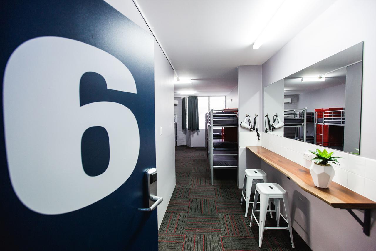 Mad Monkey Waterfront Hostel Кернс Екстериор снимка