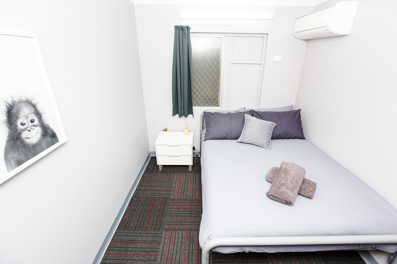 Mad Monkey Waterfront Hostel Кернс Екстериор снимка