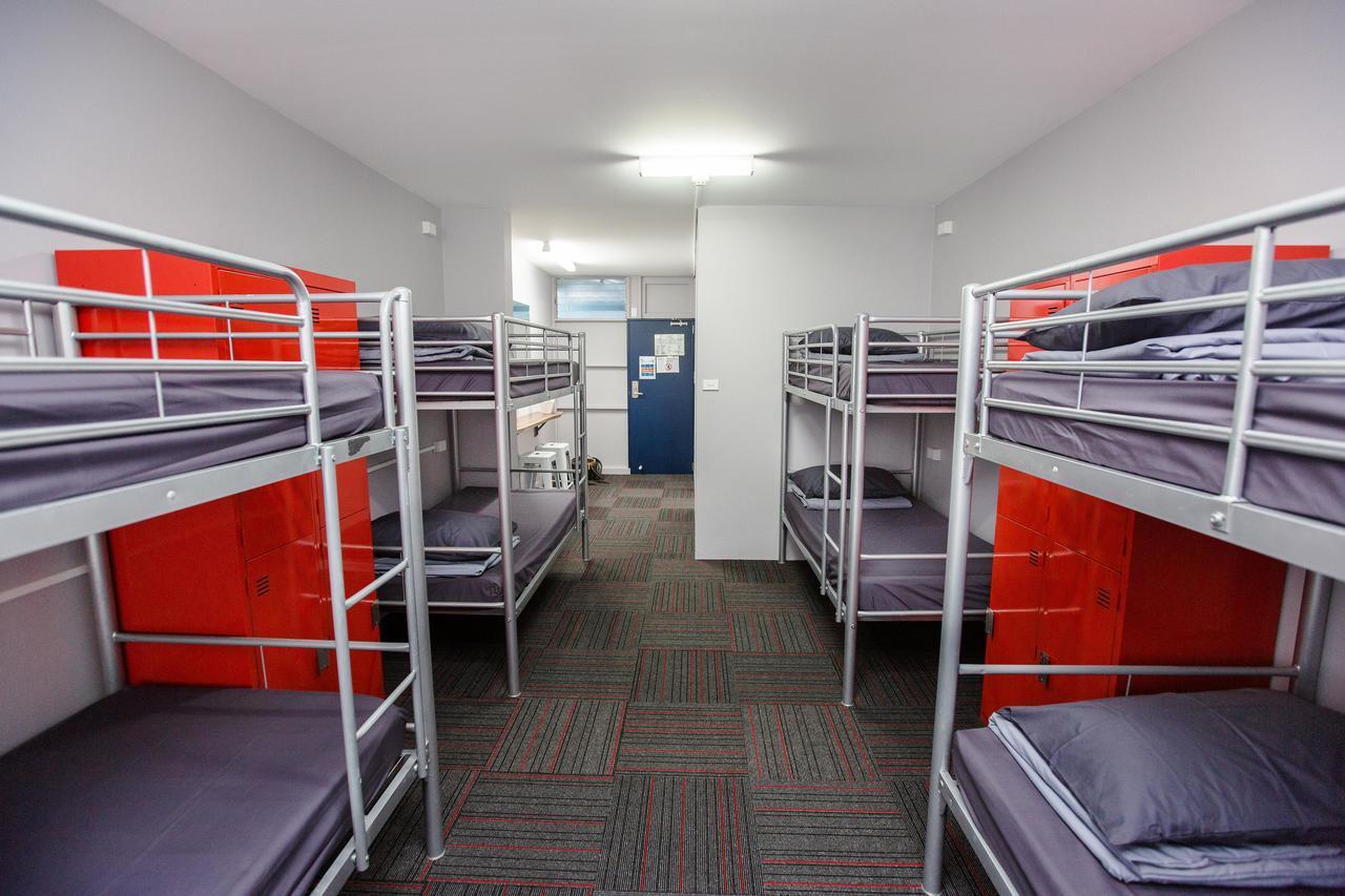 Mad Monkey Waterfront Hostel Кернс Екстериор снимка