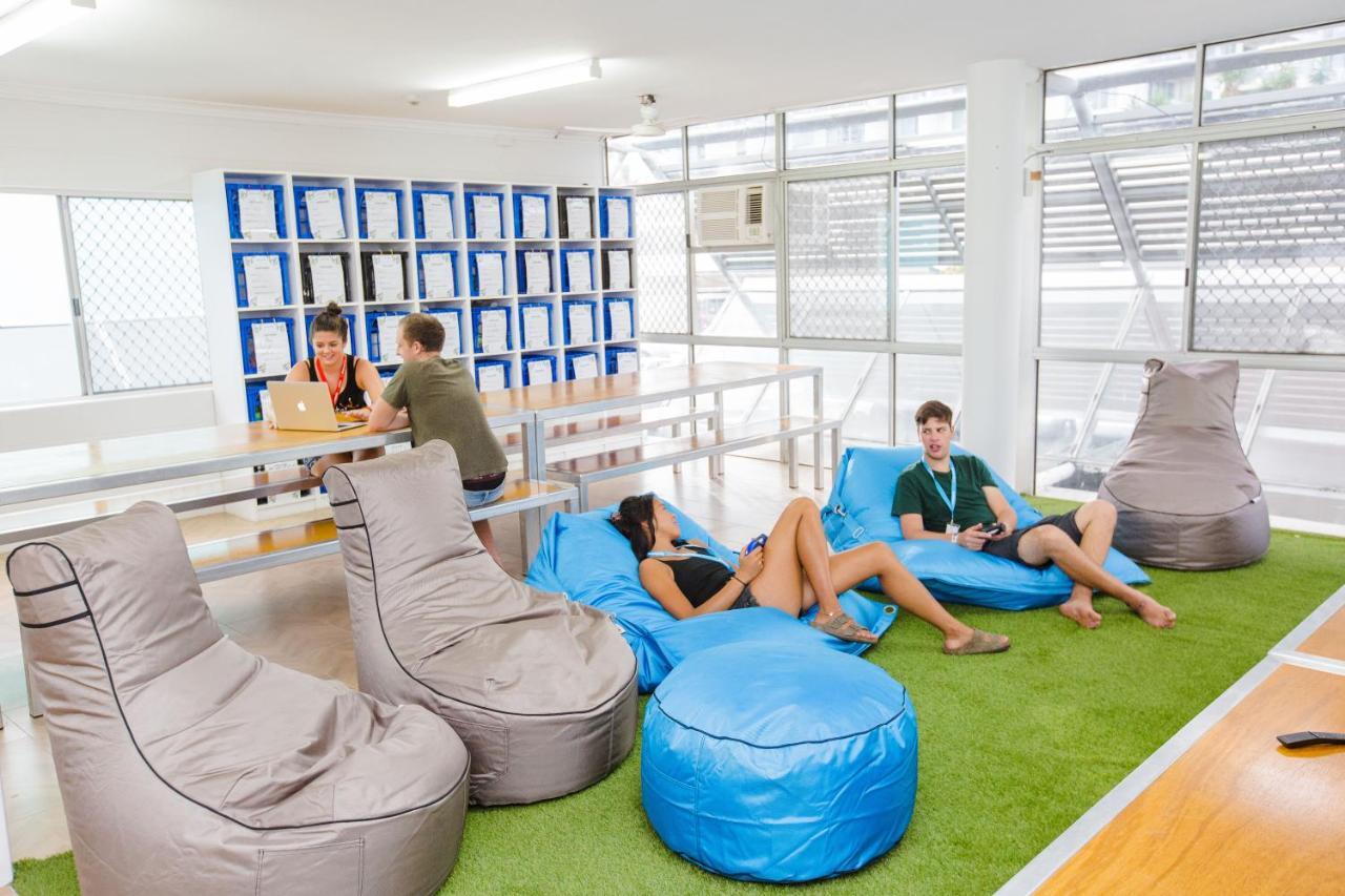 Mad Monkey Waterfront Hostel Кернс Екстериор снимка