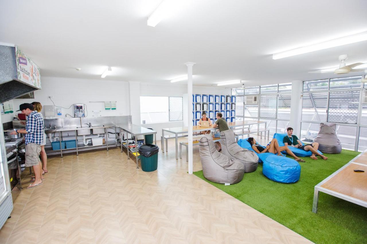 Mad Monkey Waterfront Hostel Кернс Екстериор снимка